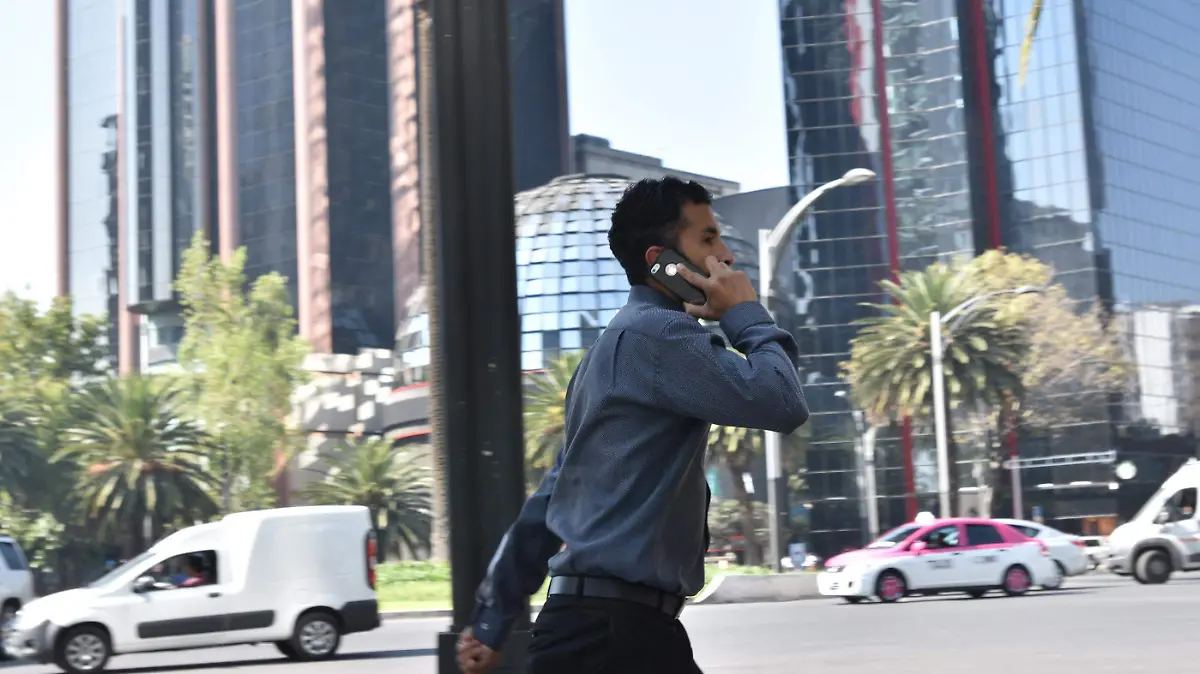 GENTE HABLANDO POR TELEFONO daniel galena  (13)